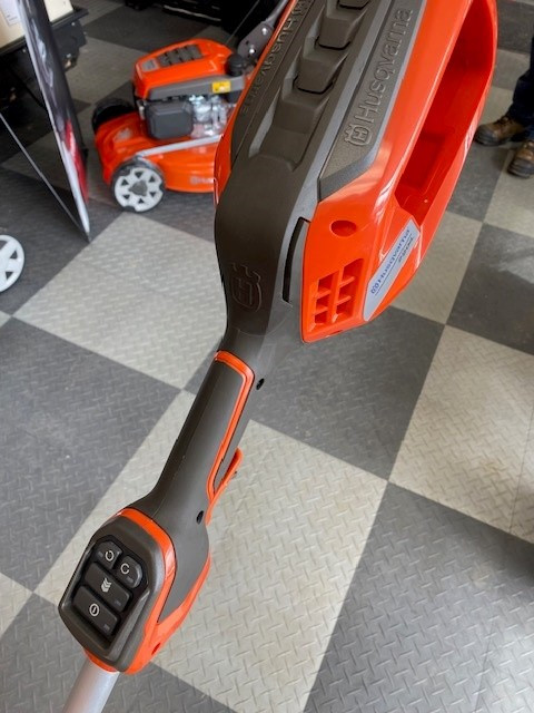 Husqvarna 220iL Battery series Trimmer Kit in Outdoor Tools & Storage in North Bay - Image 3