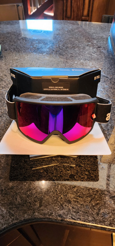 Snowboard Ski Goggles Anon M3 magnetic facemask combo, Black/Red in Snowboard in Regina