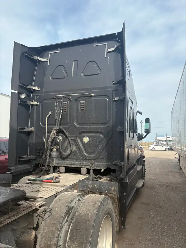 2014 Freightliner Cascadia in Heavy Trucks in Mississauga / Peel Region - Image 4