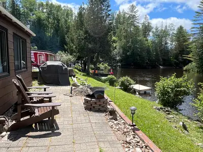 BORD DE L'EAU! - Située sur un très bel emplacement au berge de la rivière du Sourd, au Camping Quad...