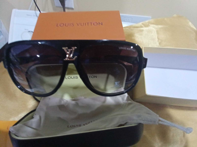  Louis Vuitton sunglasses in box nwt dans Art et objets de collection  à Ville de Montréal - Image 3