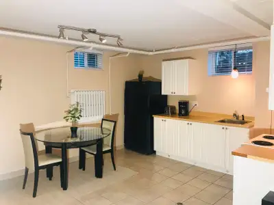 AUGUST 16, 2025 1 bedroom apartment located in Hull, only 10 minutes away by foot from the bridges/P...
