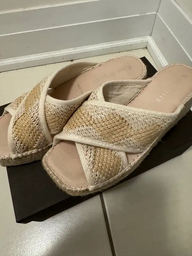 Ron white sandal wedge  in Women's - Shoes in City of Toronto - Image 2