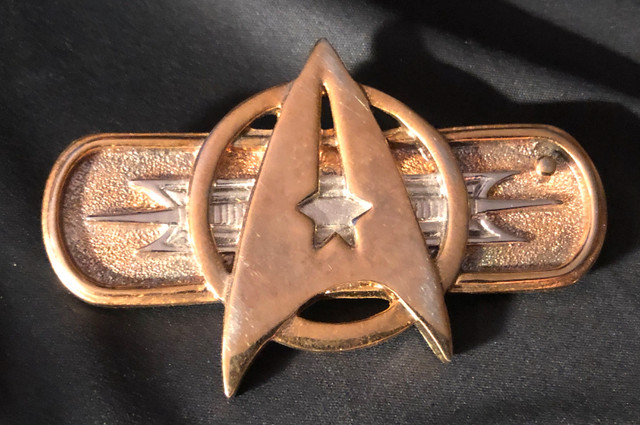 1992 PARAMOUNT PICTURES STAR TREK BADGE PIN BROOCH 3”X2” in Arts & Collectibles in Barrie