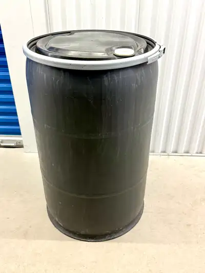 Plastic Drum with Lid - 55 Gallon, Open Top, Black 55 Gallon. 36x22 inch Good condition Location Nor...