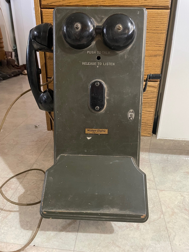 Antique telephone  in Arts & Collectibles in Lethbridge