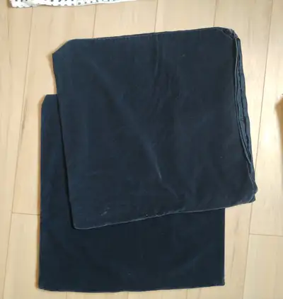 10 $ for pair of dark navy blue pillow covers (20 inch by 20 inch) 10 $ pour deux housses de coussin...