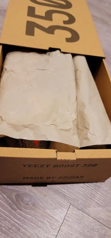 YEEZY BELUGA REFLECTIVE 350 V2 BOOST SIZE 12 in Men's Shoes in Markham / York Region - Image 4