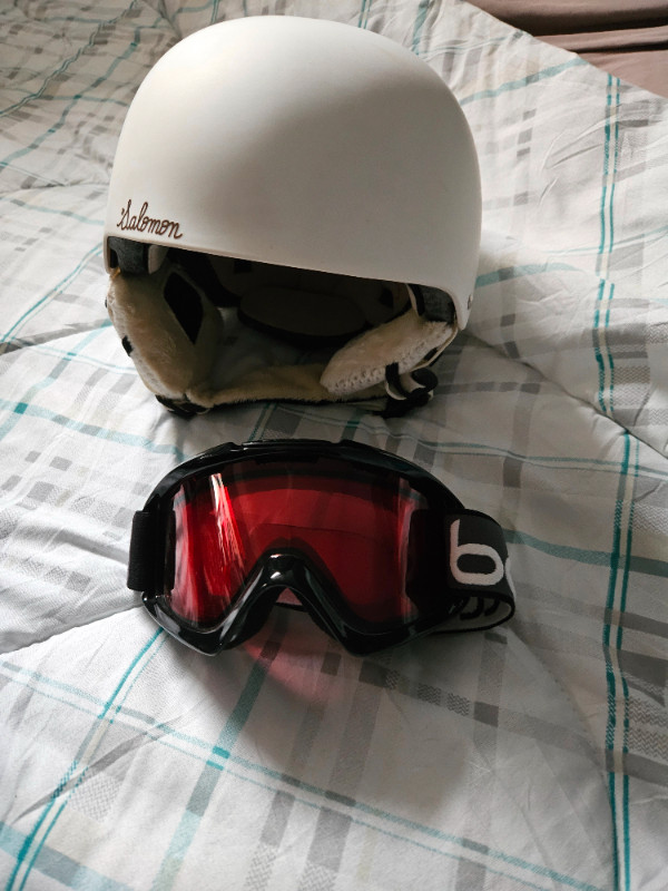 Womens small helmet and goggles in Snowboard in Edmonton