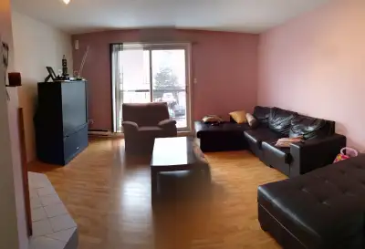 Longueuil : Très grand 5½, 1320 pieds carrés, 2e étage d'un triplex, près des commodités: écoles, ga...