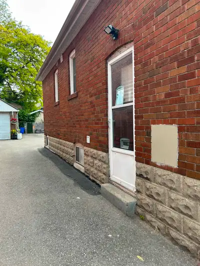 Charming 2 Bed 1 Bath Bungalow Bsmt w/ laundry and parking