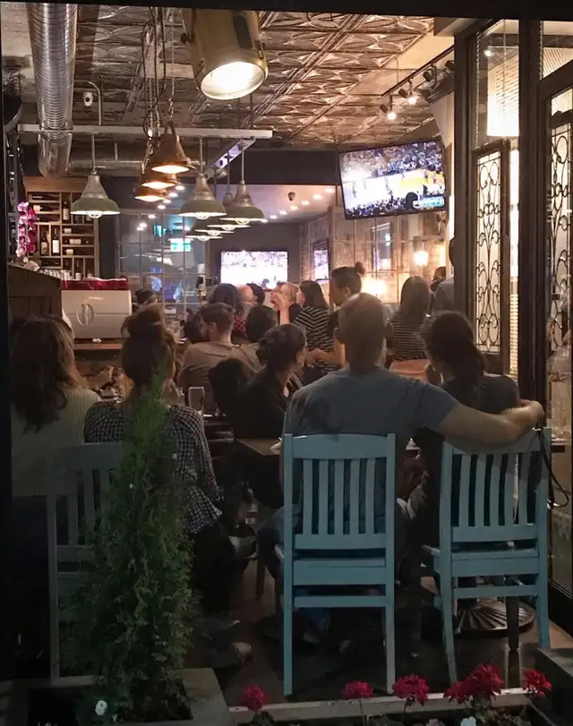 PUB SERVERS NEEDED in Bar, Food & Hospitality in City of Toronto - Image 3