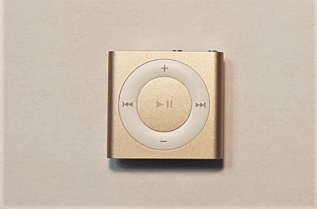 APPLE-ipod shuffle quatrième génération gold-doré 2 gb complet dans Appareils électroniques  à Saguenay - Image 2