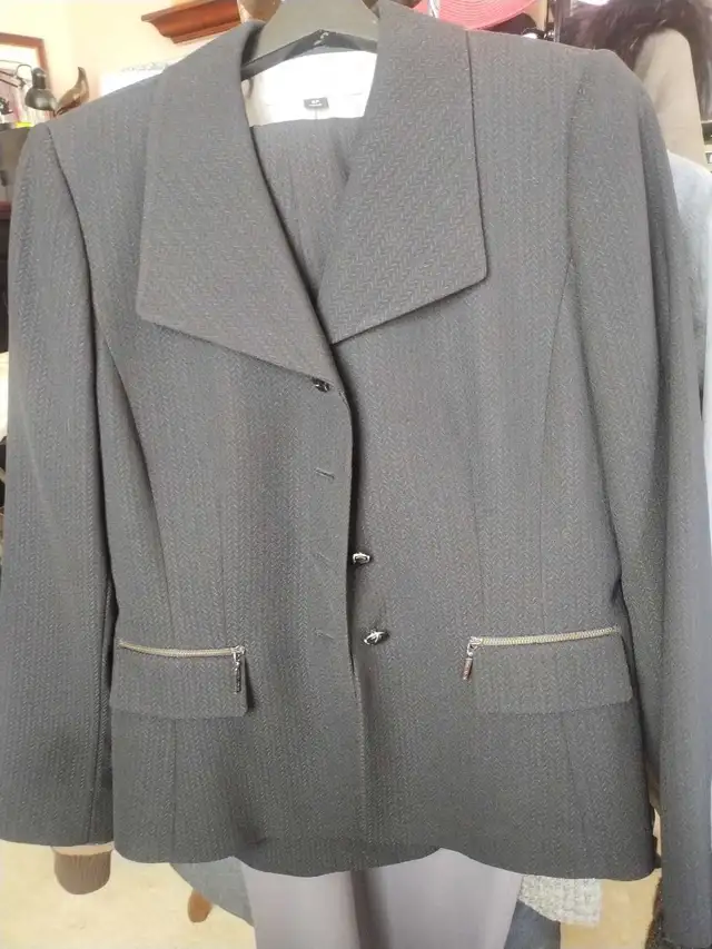Tahari business suit - fits women's size 8/9 in Women's - Bottoms in Calgary - Image 5