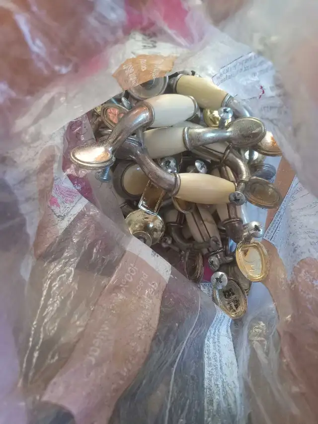 Cupboard handles and knobs in Cabinets & Countertops in Summerside - Image 5