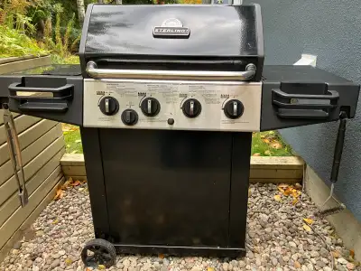 poêle BBQ de marque Sterling, 4 bruleurs, 4 grilles de cuisson plus un rond de cuisson extérieur, 2...