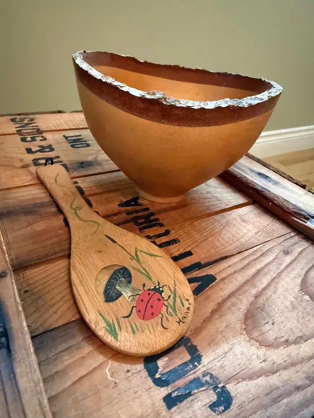 VTG Handmade Wood BOWL RAW LIVE edge w/hand painted SPOON in Arts & Collectibles in Ottawa - Image 2