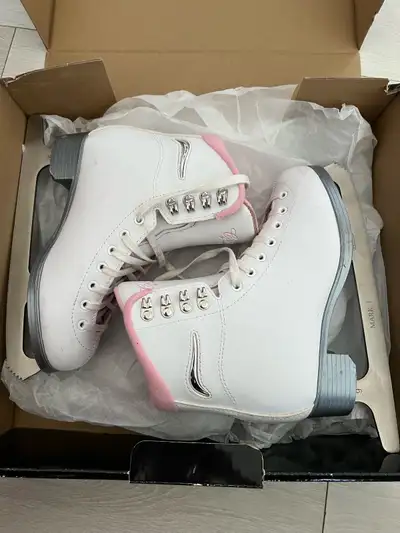 Cameo by Jackson figure skates size 4, View more