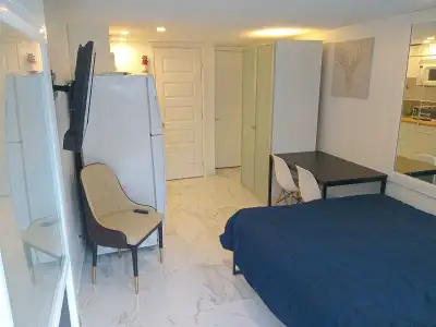 Studio meublé avec plancher chauffant porcelaine, chauffage et électricité inclus. 2 min du métro Cr...