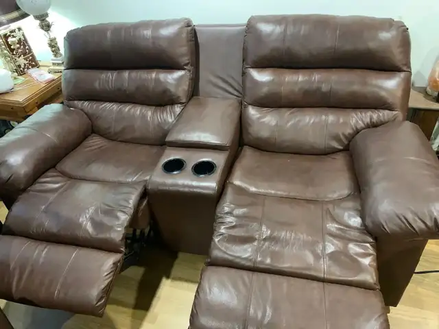 MUST GO Leather reclining loveseat / Causeuse inclinable en cuir in Chairs & Recliners in City of Montréal - Image 4