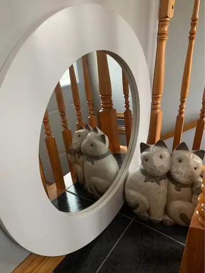Chats en bois massif et miroir rond, View more