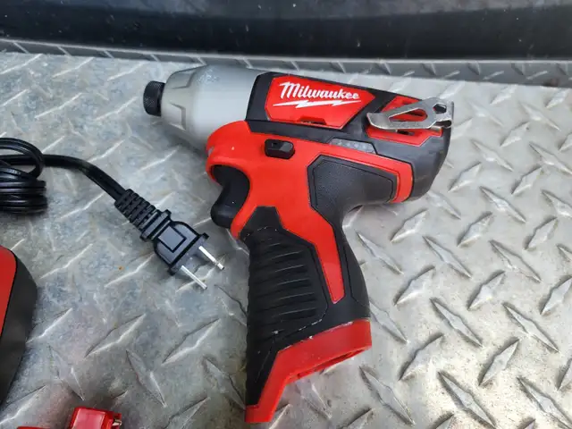 Milwaukee Tool M12 12-Volt Lithium-Ion Cordless 1/4" Hex Screw in Power Tools in Windsor Region - Image 7
