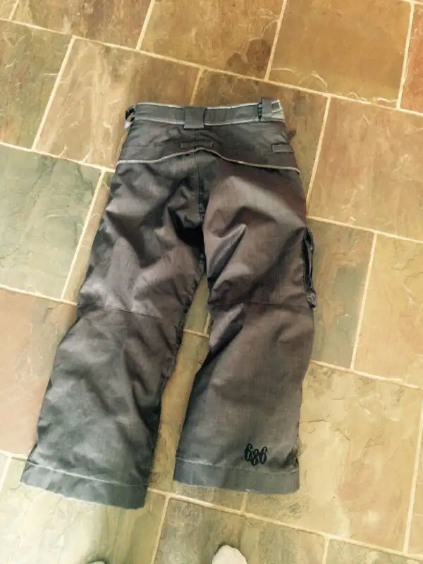 686 SMARTY girls Whitney cargo youth snowboard pant- size S(8) in Kids & Youth in Markham / York Region - Image 3