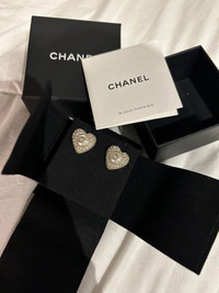 Boucles d’oreilles Chanel en cœur 