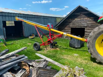 Westfield 6”x26’ long gas powered grain auger and hopper. Like new, used less than a dozen times. Im...