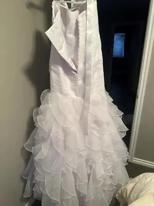 Never Worn or Altered Wedding Gown and Accessories in Wedding in Saskatoon - Image 6