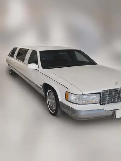 Cette limousine Cadillac Fleetwood de 1996 en superbe état est une véritable icône de luxe classique...