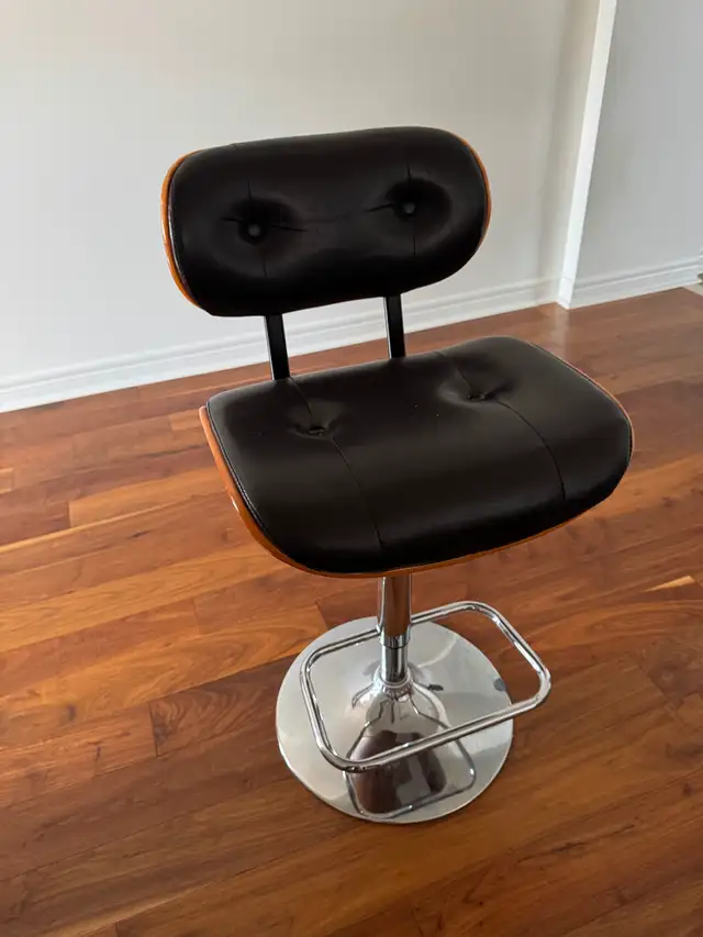 Black leather swinging bar stool in Chairs & Recliners in Mississauga / Peel Region - Image 2