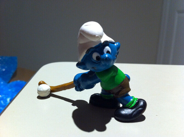 Smurfs - Vintage Field Hockey Smurf (Green Shirt and Socks) dans Art et objets de collection  à Ottawa - Image 2