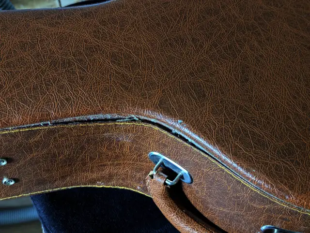 Acoustic Guitar Case in Guitars in Summerside - Image 2