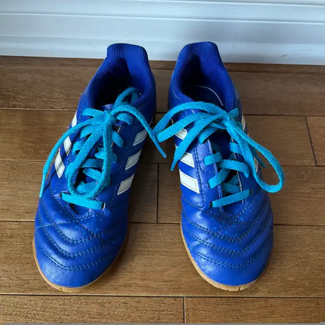 Adidas kids Soccer Shoes Sneakers 12K in Soccer in Ottawa - Image 3
