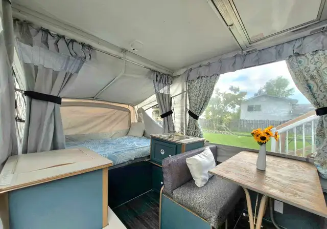 Coleman Roanoke tent trailer  in Travel Trailers & Campers in Smithers - Image 5