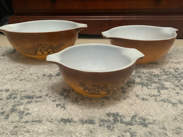 Set of 3 Pyrex Old ORCHARD Cinderella Nesting Bowls 441,442,443 in Arts & Collectibles in City of Toronto