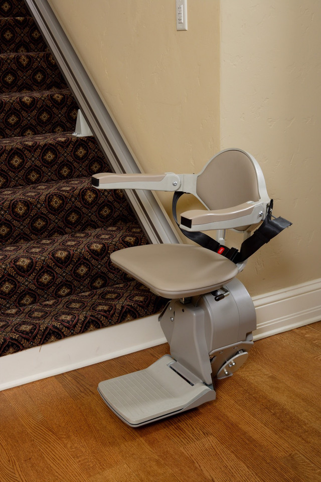 used STAIR CHAIR LIFTS $2000 PORCHLIFTS $4000 includes install in Health & Special Needs in Kingston - Image 4