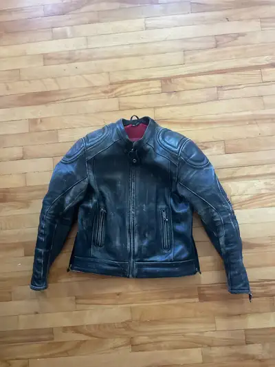 • Men’s size Large, black top-grain leather, bold red satin mesh lining • Built-in CE armor at elbow...