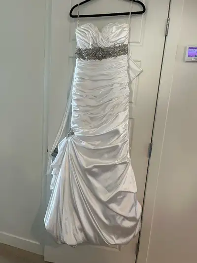 Adorae by Sottero and Midgley. Worn once. No rips or tears. Size 6. Pick up in the Orchards at Eller...