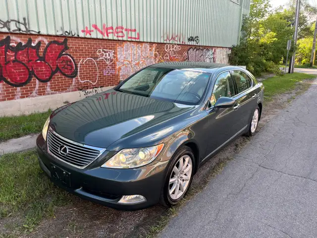 BEAUTIFUL LS 460 V8  LOW KMS!!