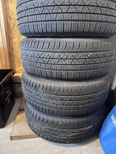 Selling a full set of Motomaster SE3 All-Season tires mounted on rims, size 215/60R16. Fit 2014 Chev...