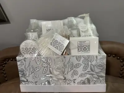 Gift basket NEW, View more