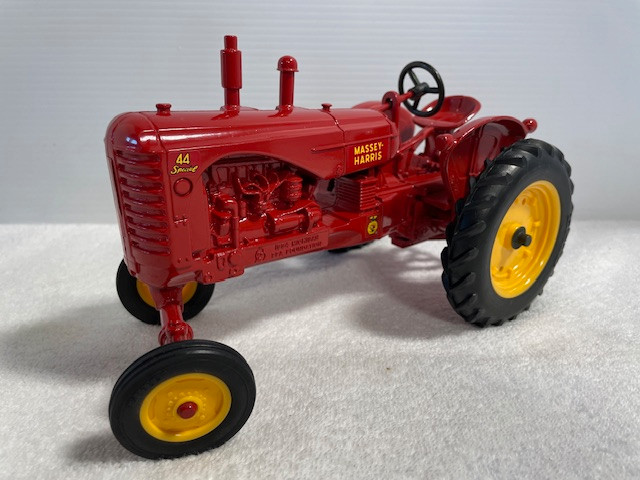 1/16 MASSEY HARRIS 44 SPECIAL Farm Toy Tractor in Toys & Games in Regina