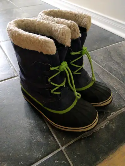 Warm, waterproof Sorel boots for kids Size US 5, 23cm Pull tie lack up front Fun Purple/florescent g...