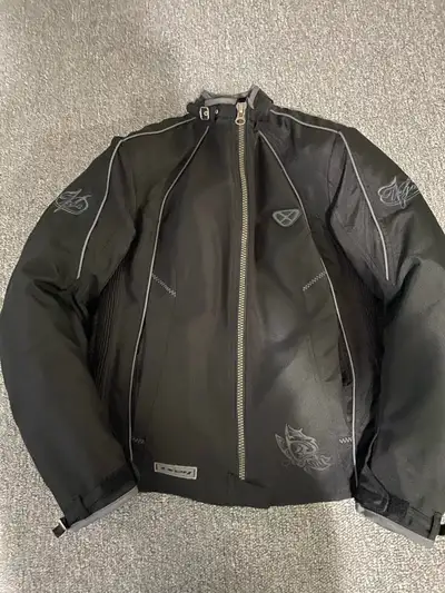 Cette veste de moto pour femme de marque Ixon est en excellent état général malgré son usage passé....