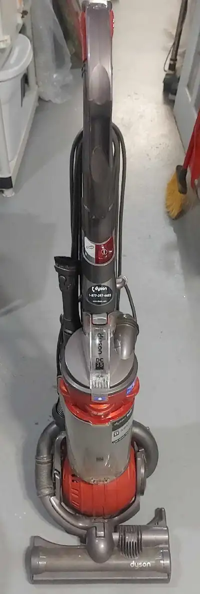 Dyson Ball DC25 Bagless Excellent powerful cleaning capacity Works very well