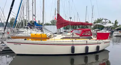 English Below Jeanneau Attalia 32 à quille relevable (Swing Keel), 1983 Super voilier, très bien ent...