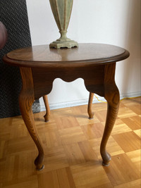 Petite table ronde de salon en bois vernie à vendre