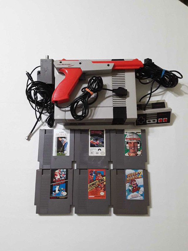 (NES) Original Nintendo with Zapper and Games  in Older Generation in Brantford